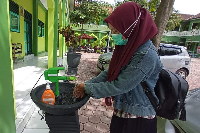 Lewat Wastafel & Hand Sanitizer Otomatis, SMP Birrul Walidain Sragen Kampanye Protokol Kesehatan