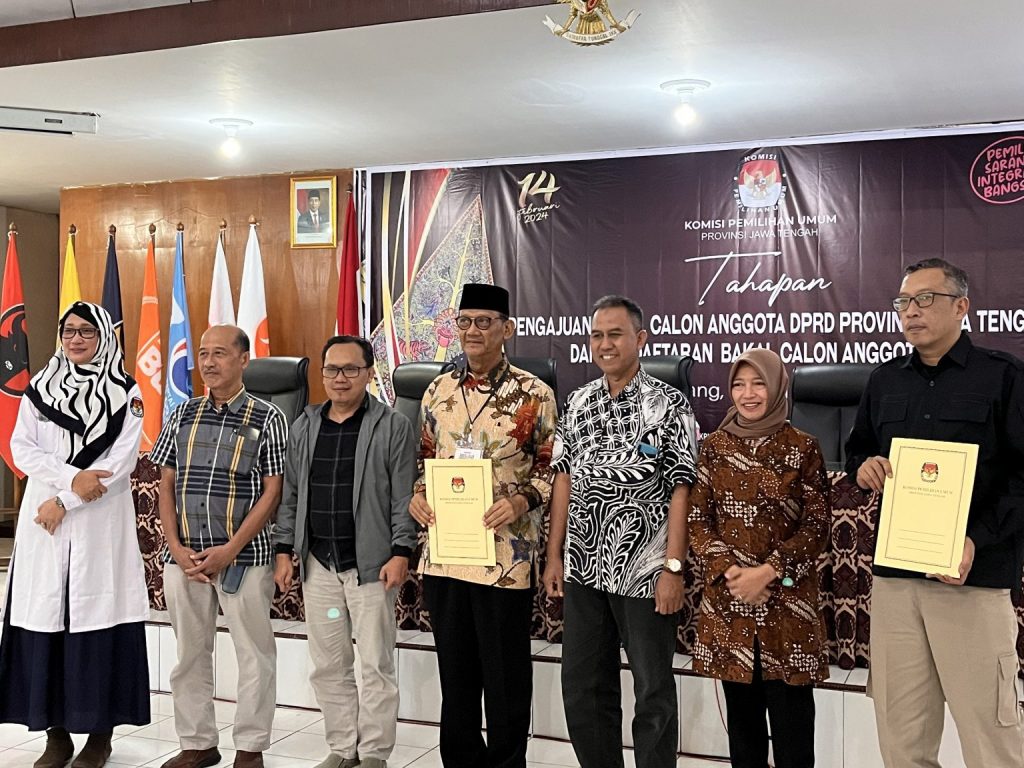 Bambang Sutrisno Serahkan Berkas Pertama Kali Sebagai Bacalon DPD RI