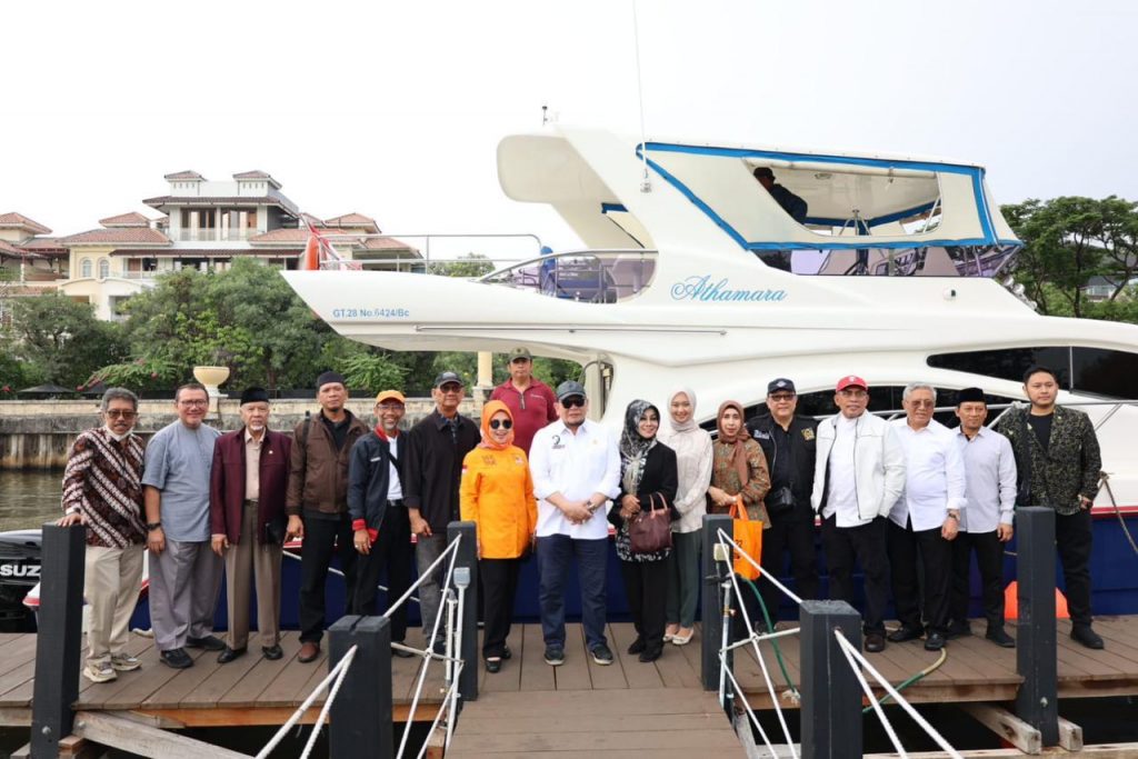 Bersama Ketua DPD RI AA LaNyalla Mahmud Mattalitti dalam kunjungannya ke Pulau Untung Jawa, Kepulauan Seribu, Provinsi DKI Jakarta